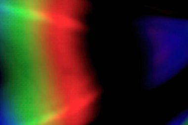 Siyah arkaplanda RGB kristal prizma ışık dağılımı