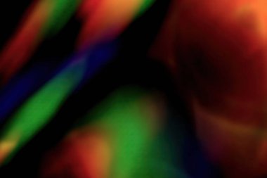 Siyah arkaplanda RGB kristal prizma ışık dağılımı