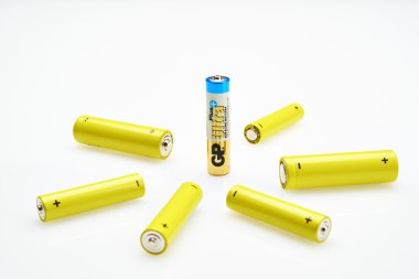 beyaz zemin üzerinde pil