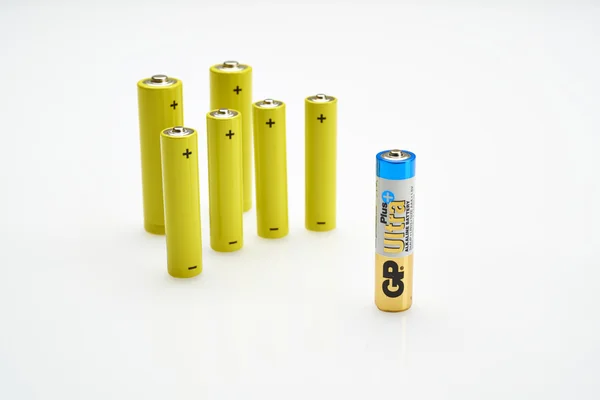 Batterier på en vit bakgrund — Stockfoto