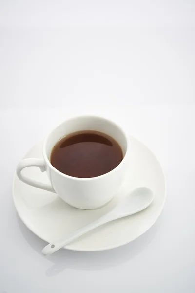 Taza de té sobre un fondo blanco — Foto de Stock