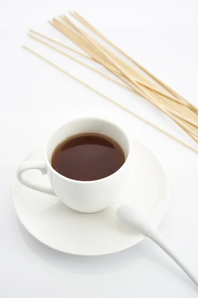 Taza de té sobre un fondo blanco — Foto de Stock