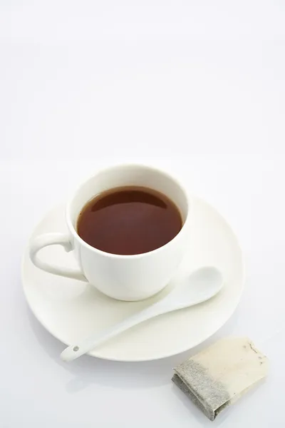 Taza de té sobre un fondo blanco — Foto de Stock