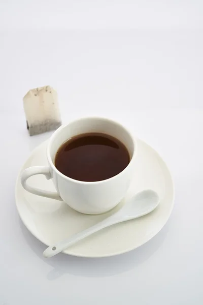 Taza de té sobre un fondo blanco — Foto de Stock