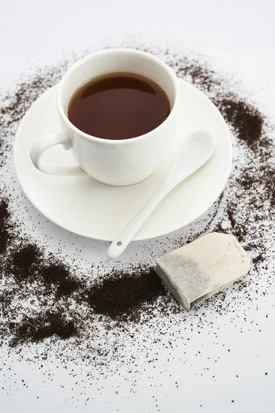 Taza de té sobre un fondo blanco — Foto de Stock