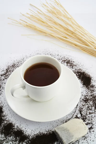 Tasse Tee auf weißem Hintergrund — Stockfoto