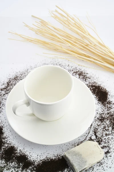 Taza de té sobre un fondo blanco — Foto de Stock