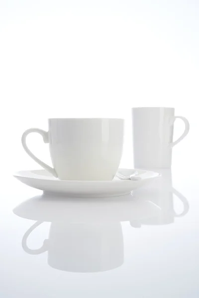 Tasse auf weißem Hintergrund — Stockfoto