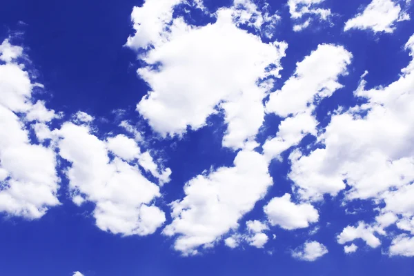 Mavi gökyüzü beyaz bulutlar