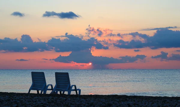 Twee stoelen op een strand op een prachtige paarse zonsopgang in Turkije (Kemer) — Stockfoto