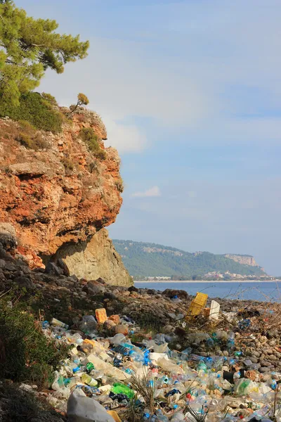 Des tas d'ordures sur une côte maritime — Photo