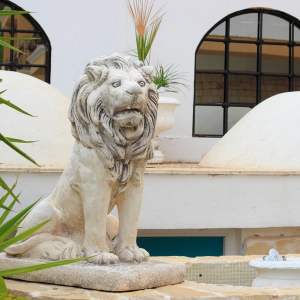 Een mooie sculptuur van een leeuw in een hotel in Turkije — Stockfoto