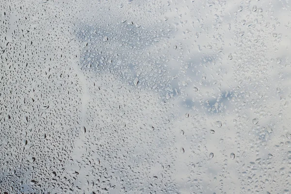 Gocce di pioggia su vetro, DOF superficiale — Foto Stock