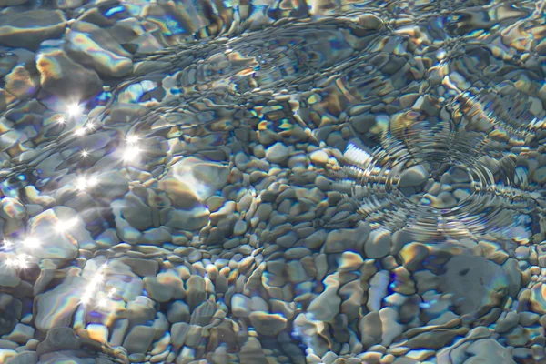 Água do mar límpida com reflexos solares — Fotografia de Stock