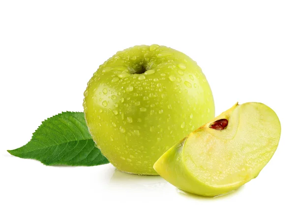 Zelené jablko s řezy a list — Stock fotografie