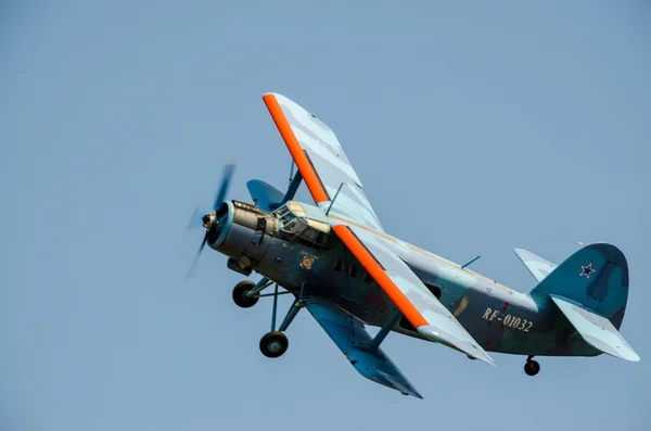 Gökyüzünde bir uçak