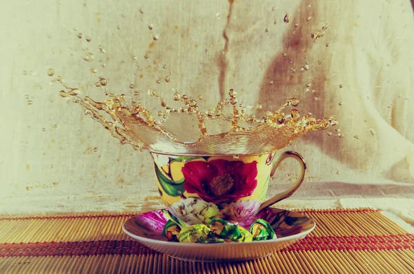 Cup with a tea splash — Stock Photo, Image