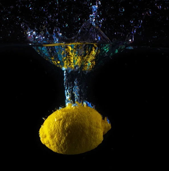 柠檬与水飞溅 免版税图库照片