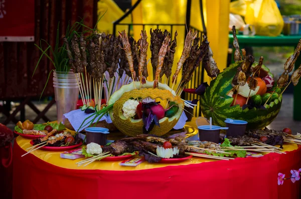 karides ve dekore edilmiş istiridye