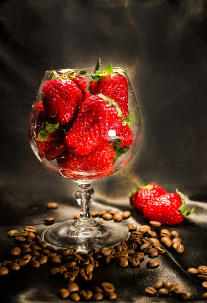 bir bardak kahve çekirdekleri ile çilek