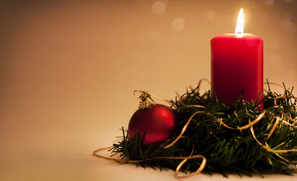 mum, toplar ve dalları ile Noel dekorasyon.