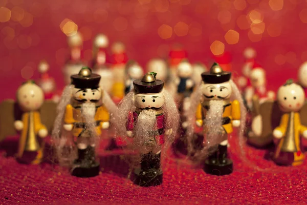 Noel oyuncaklar ve yılbaşı ağacı süsleri kırmızı zemin üzerine
