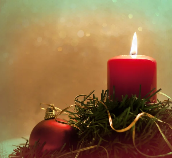 Décoration de Noël avec boule, bougie et feuilles Images De Stock Libres De Droits