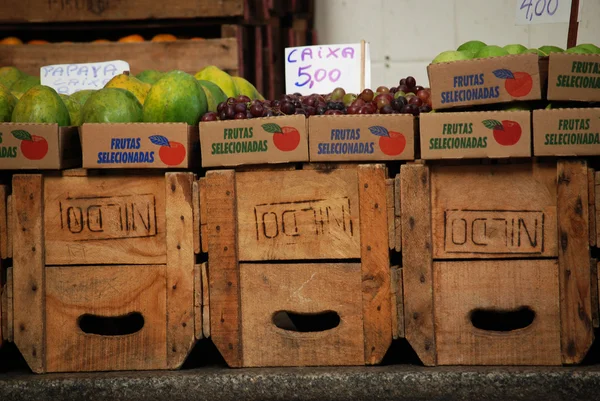 Cajas con papaya, uva y guayaba — Foto de Stock