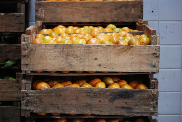 Caja de madera con naranjas — Foto de Stock