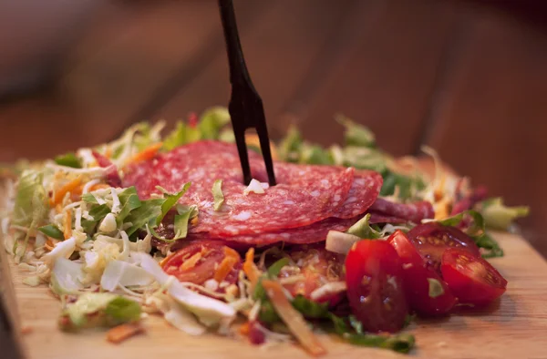 Salam ve domates salatası