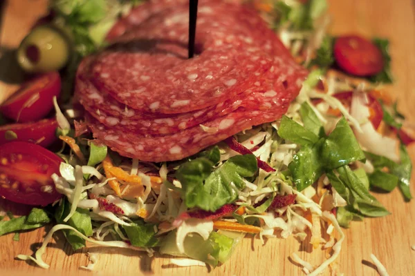 Salam ve domates salatası