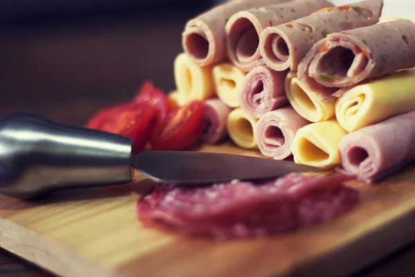 Scheiben Schinken, Salami und Käse lizenzfreie Stockbilder