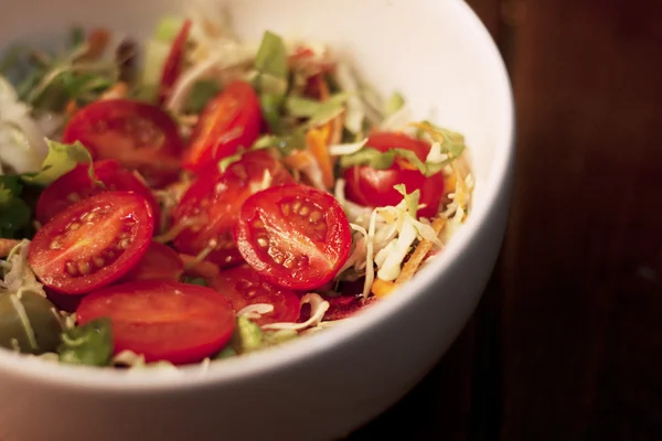 Ensalada fresca con tomate —  Fotos de Stock