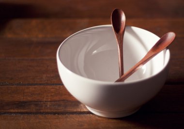 tahta kaşık ile beyaz kase