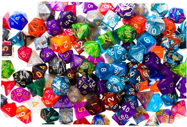 Beyaz arkaplan üzerinde çok renkli oyun zarları