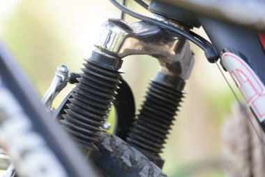 Süspansiyon çatal öğesinde freni ile yakın çekim ve değişen kablolar için bisiklet dişli