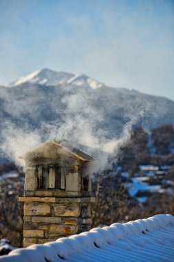bir dağ evi çatı ile sigara baca