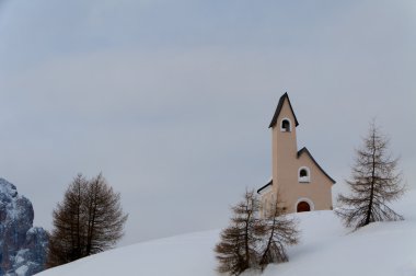 küçük dağ kilise içinde kar geçmiş Kış saati dolomites üzerinden