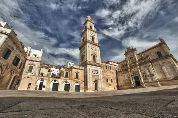 Edificio barocco e vista sulla chiesa da Lecce — Foto Stock