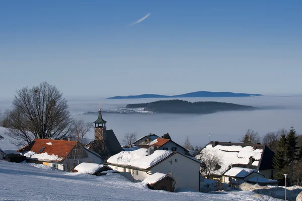 Een weergave van de Beierse dorp in de winter sneeuw — Stockfoto