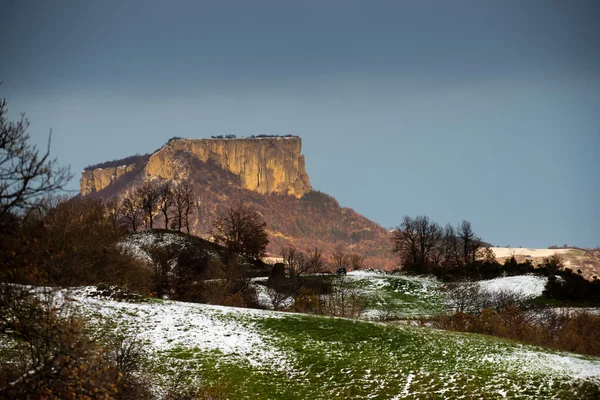 Platt sten berg i Italien vid solnedgången på vintern — Stockfoto