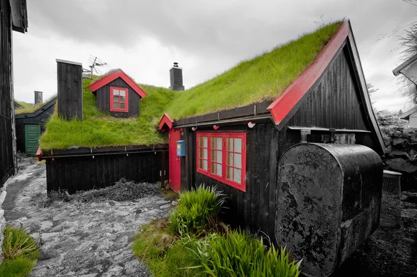 Far Oer casa de madera de techo de hierba del centro —  Fotos de Stock