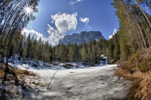 Dolomiti italiane vista lago ghiacciata in inverno — Foto Stock