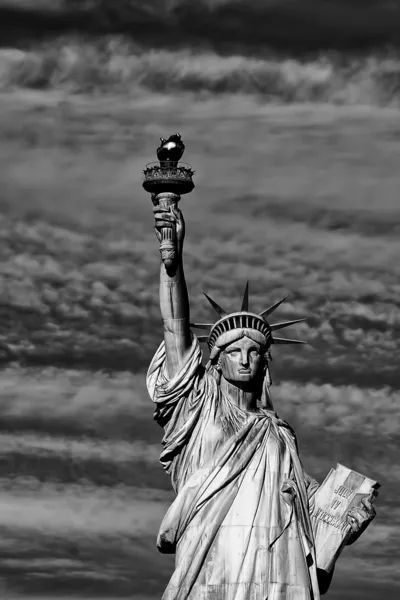Staty av liberty svarta och vita lodräta isolerade siluett — Stockfoto