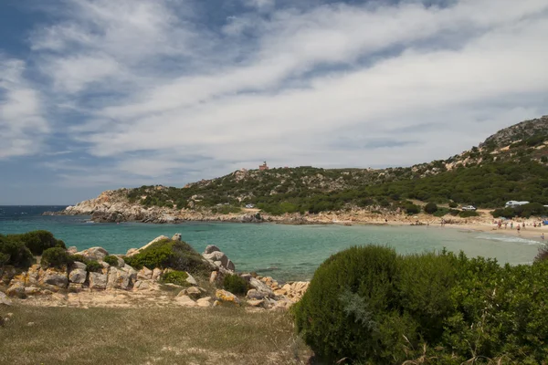 Mar azul-turquesa e praia de areia branca com rochas na Sardenha Itália — Fotografia de Stock