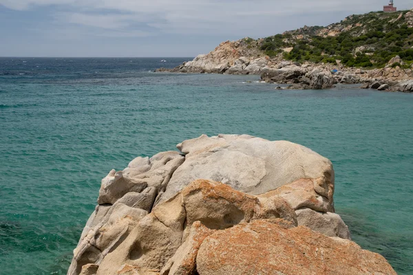 Mar azul-turquesa e praia de areia branca com rochas na Sardenha Itália — Fotografia de Stock