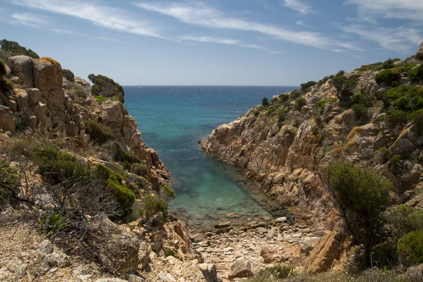 Une mer bleue turquoise et une plage de sable blanc avec des rochers en Sardaigne Italie — Photo