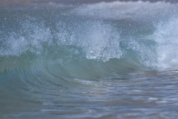 Хвиля розбивається на піщаному березі — стокове фото