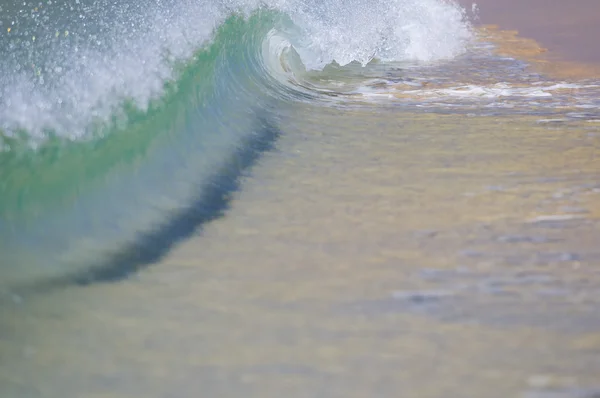 Uma onda esmagando na costa da areia — Fotografia de Stock
