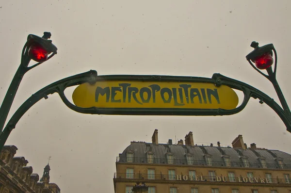 巴黎地铁的 metropolitain 标志下雪花罗浮宫附近 — 图库照片